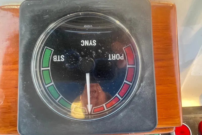 Slide: The Image of Gauge on 1986 Tung Hwa aft cabin boat, displaying port and starboard synchronization. - 49