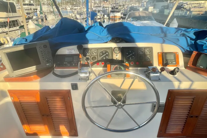 The Image of 1986 Tung Hwa aft cabin helm with navigation equipment and wooden accents. - 5