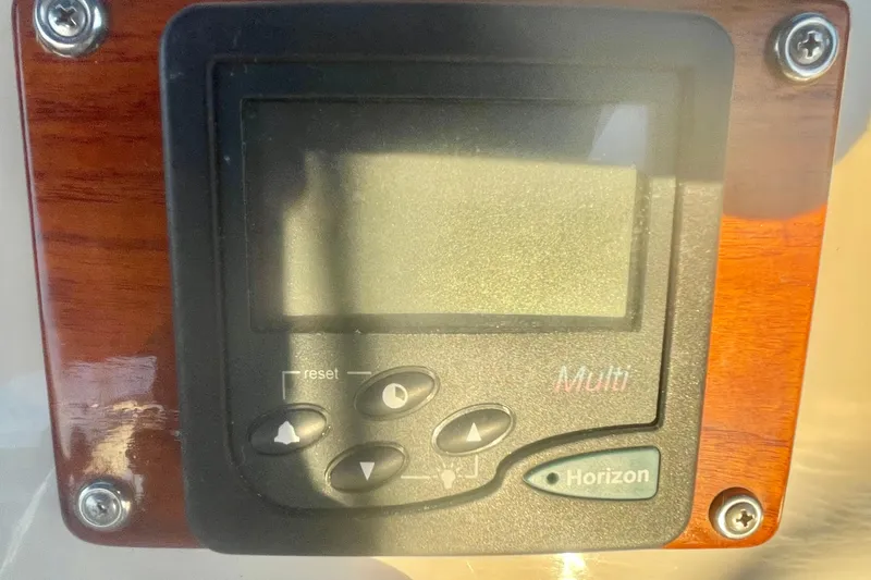 Slide: The Image of Control panel on 1986 Tung Hwa aft cabin boat, featuring Horizon display and buttons. - 52