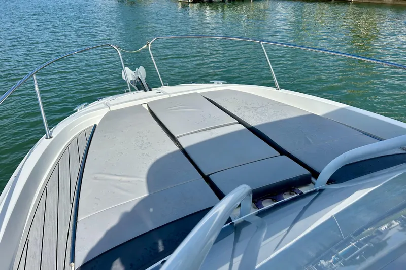 Slide: The Image of 2019 Jeanneau Leader 9.0 WA boat with sunbathing deck on calm water. - 17