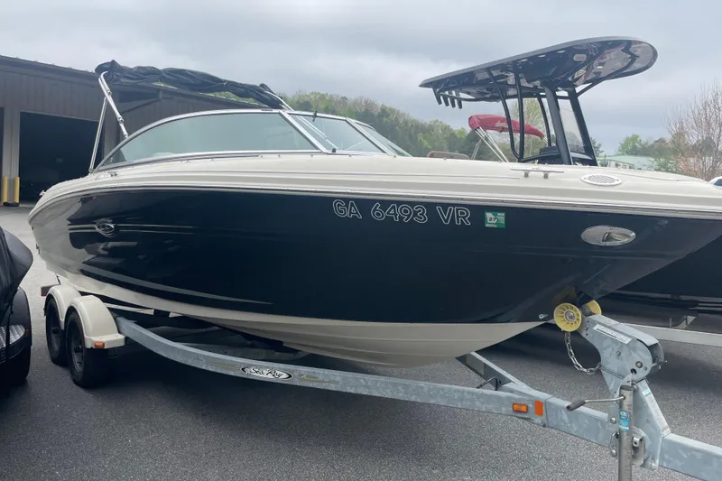 The Image of 2007 Sea Ray 220 Select boat on trailer, parked outdoors. - 4