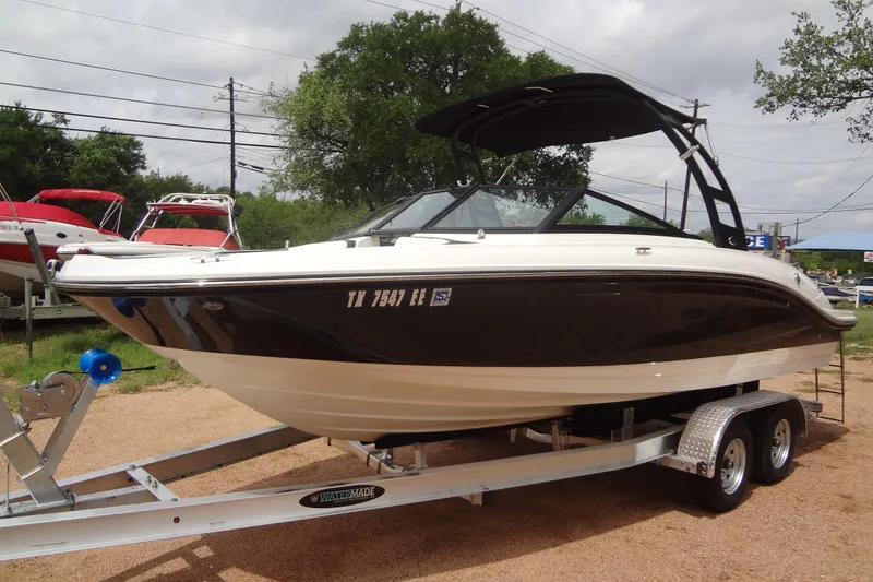 The Image of 2018 Sea Ray SPX 210 boat on trailer, parked outdoors. - 0