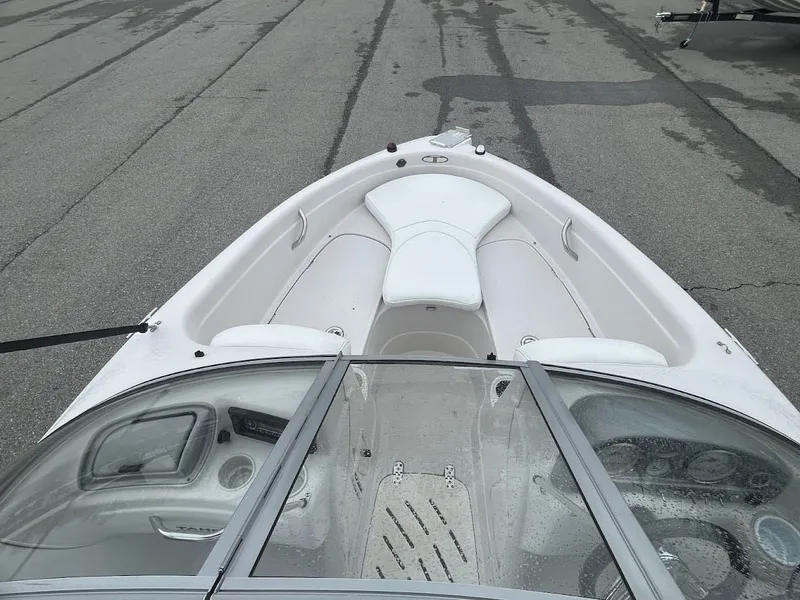 Slide: The Image of 2008 Tahoe Q7SI boat with wet deck and cockpit view. - 9