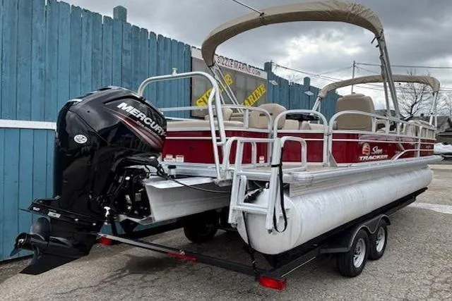 Slide: The Image of 2019 Sun Tracker SportFish 22 DLX pontoon boat with Mercury outboard motor on trailer. - 5