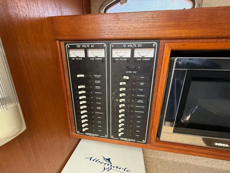 Slide: The Image of Control panel on Albemarle 268 Express Fisherman boat, year 2004. - 44