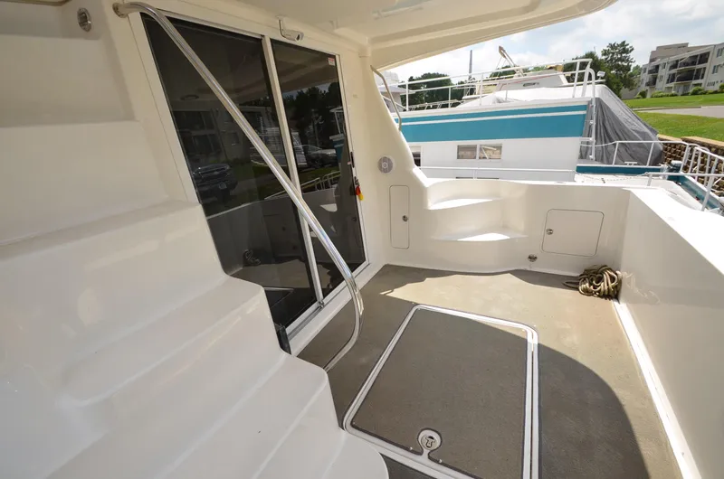 Slide: The Image of Deck area of the 2005 Sea Ray 420 Sedan Bridge. - 14