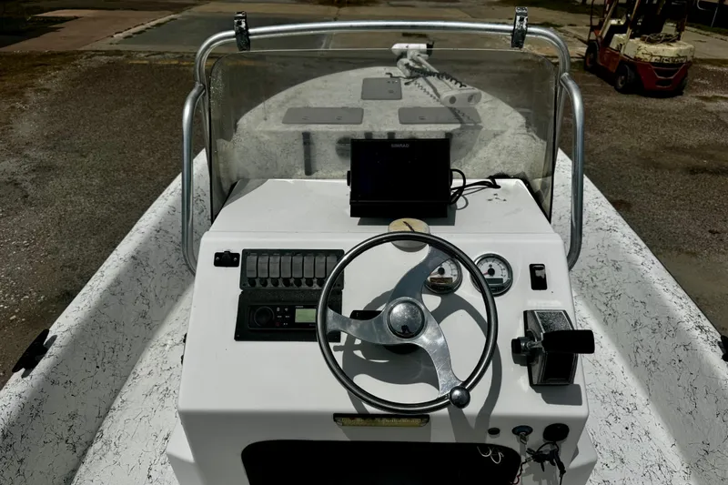 Slide: The Image of 2007 Haynie 23 Bigfoot boat dashboard with steering wheel and control panel. - 14