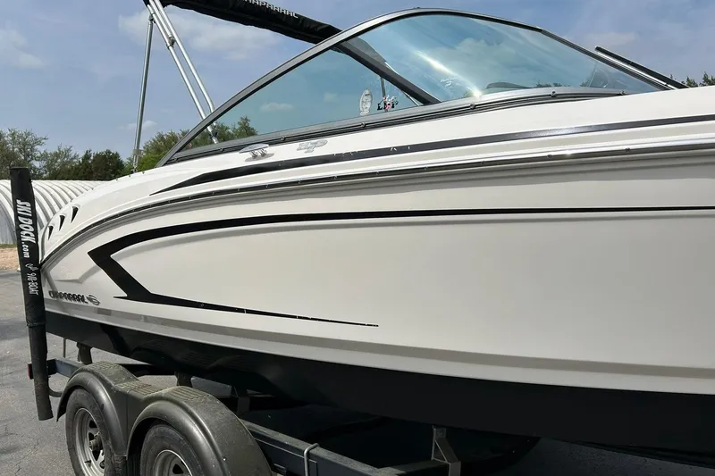 Slide: The Image of 2016 Chaparral 21 H2O Sport boat on trailer, side view. - 9