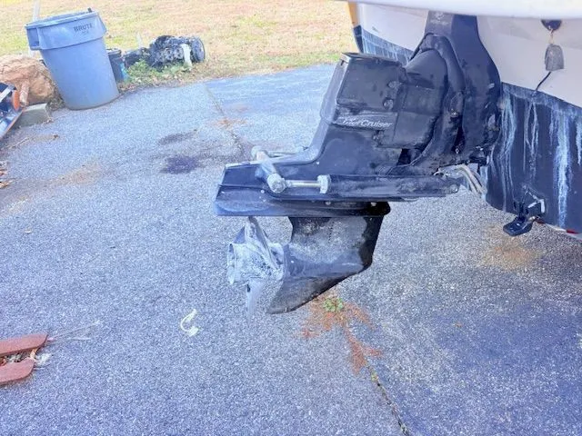 Slide: The Image of Outboard motor of a 2007 Sea Ray 185 boat. - 17