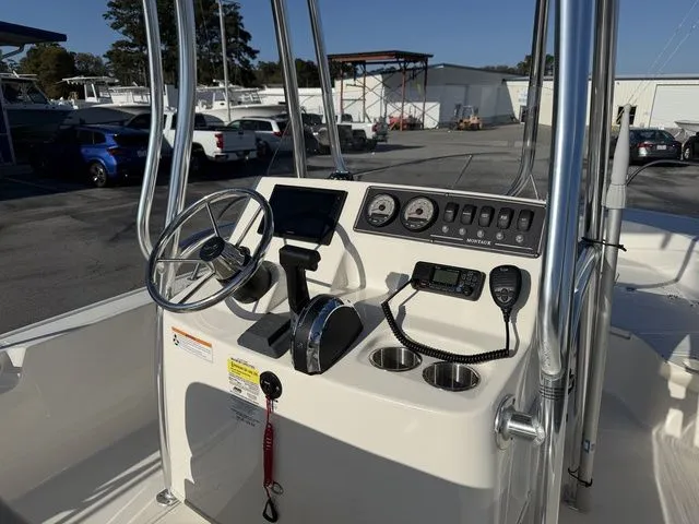 Slide: The Image of Boston Whaler 190 Montauk 2023 - 4