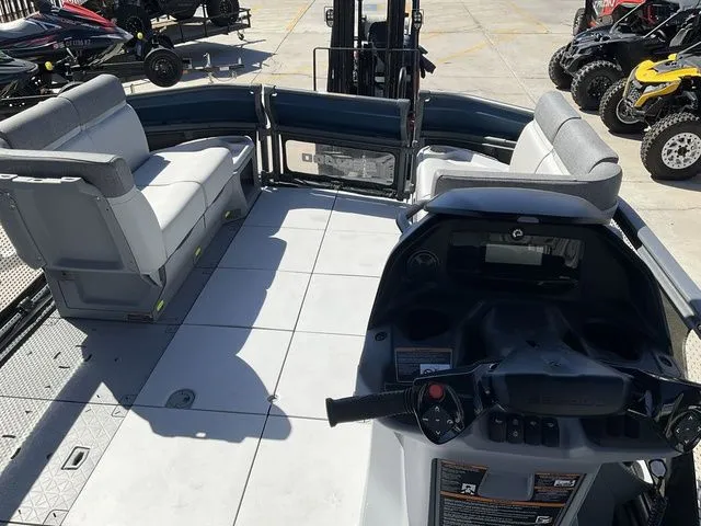 Slide: The Image of Sea-Doo Switch Cruise 18 2024 - 11