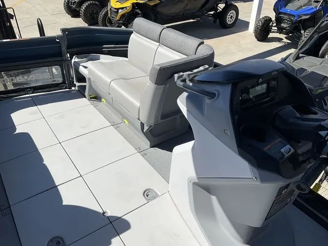 Slide: The Image of Sea-Doo Switch Cruise 18 2024 - 12