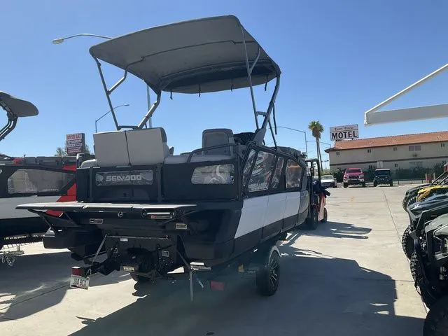 Slide: The Image of Sea-Doo Switch Cruise 18 2024 - 5