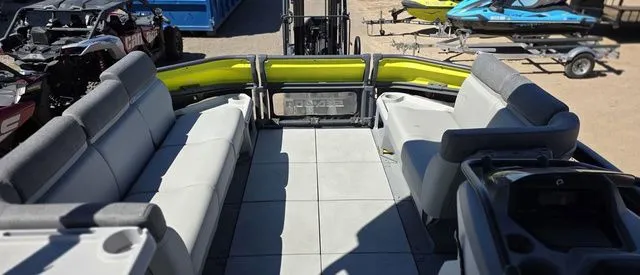 Slide: The Image of Sea-Doo Switch® Cruise 18-170 hp 2023 - 3