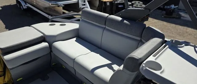 Slide: The Image of Sea-Doo Switch® Cruise 18-170 hp 2023 - 4