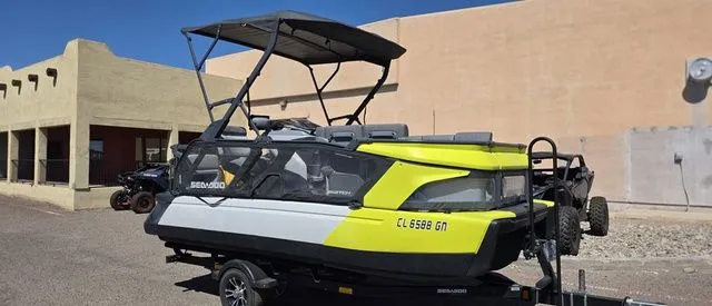 Slide: The Image of Sea-Doo Switch® Cruise 18-170 hp 2023 - 5