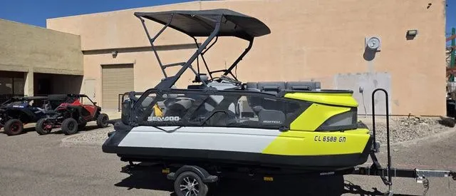 Slide: The Image of Sea-Doo Switch® Cruise 18-170 hp 2023 - 6