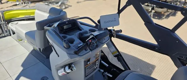 Slide: The Image of Sea-Doo Switch® Cruise 18-170 hp 2023 - 8