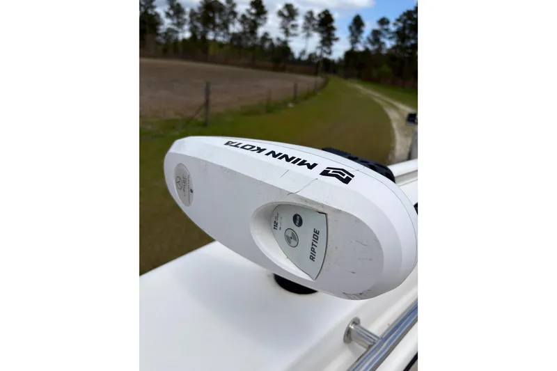 Slide: The Image of Minn Kota Riptide motor on 2021 Sea Pro 259 DLX boat, outdoor setting. - 6