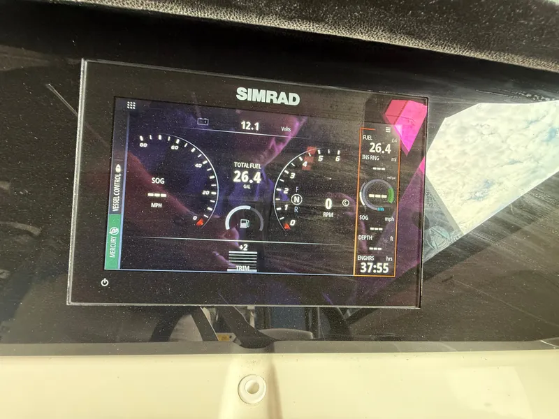 Slide: The Image of Simrad display on Sea Ray 23 SPX OB boat, 2023 model. - 15