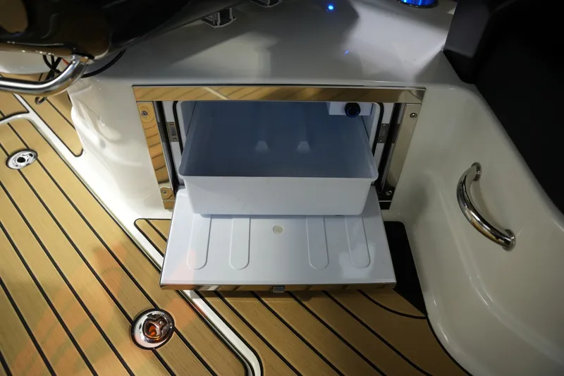 Slide: The Image of Sea Ray SLX 280 2026 - 23