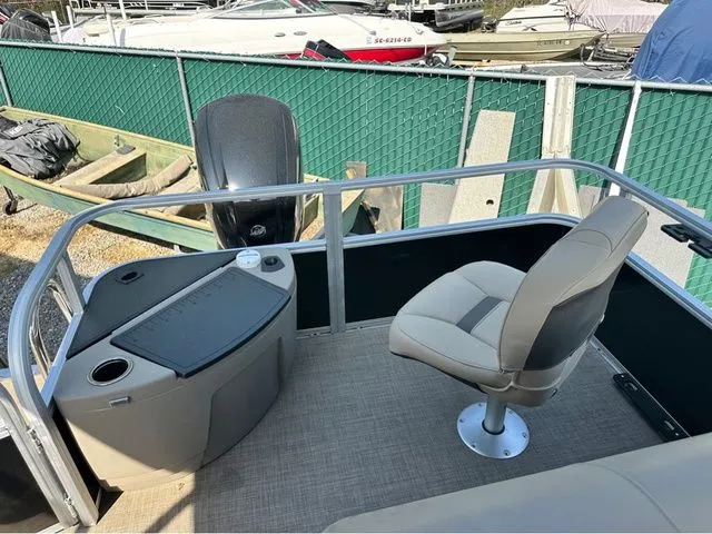 Slide: The Image of Sun Tracker SportFish 20 DLX 2023 - 7