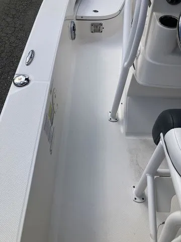 Slide: The Image of Robalo 206 Cayman 2020 - 12