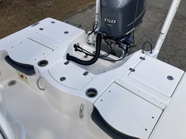 Slide: The Image of Robalo 206 Cayman 2020 with Yamaha 150 HP outboard motor. - 24