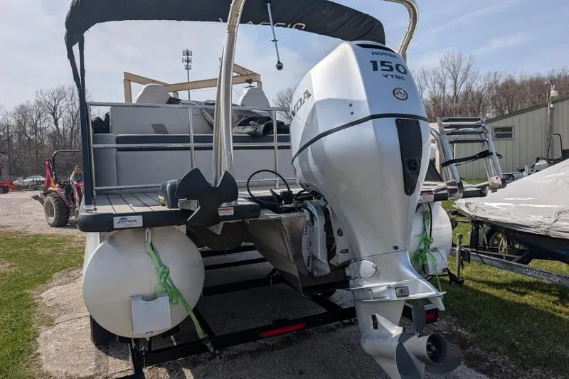 Slide: The Image of 2022 Viaggio 23 S pontoon boat with Honda 150 VTEC outboard motor. - 17