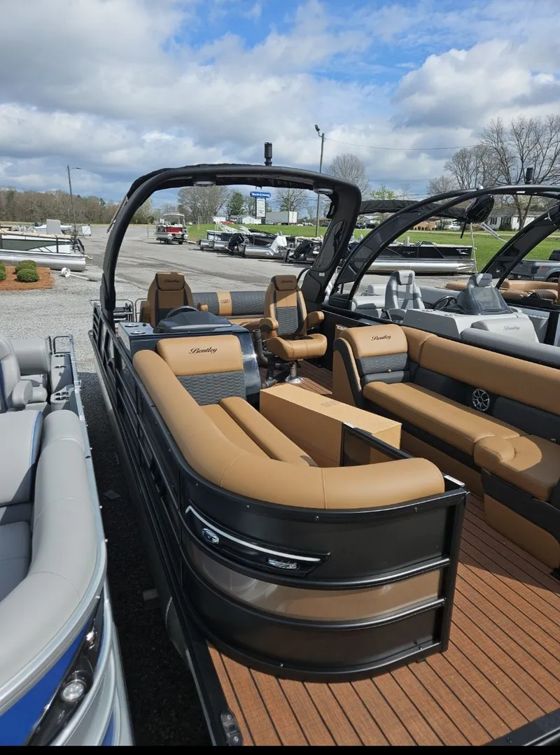 The Image of Bentley Pontoons Elite 253 DC Swingback 2026 - 1