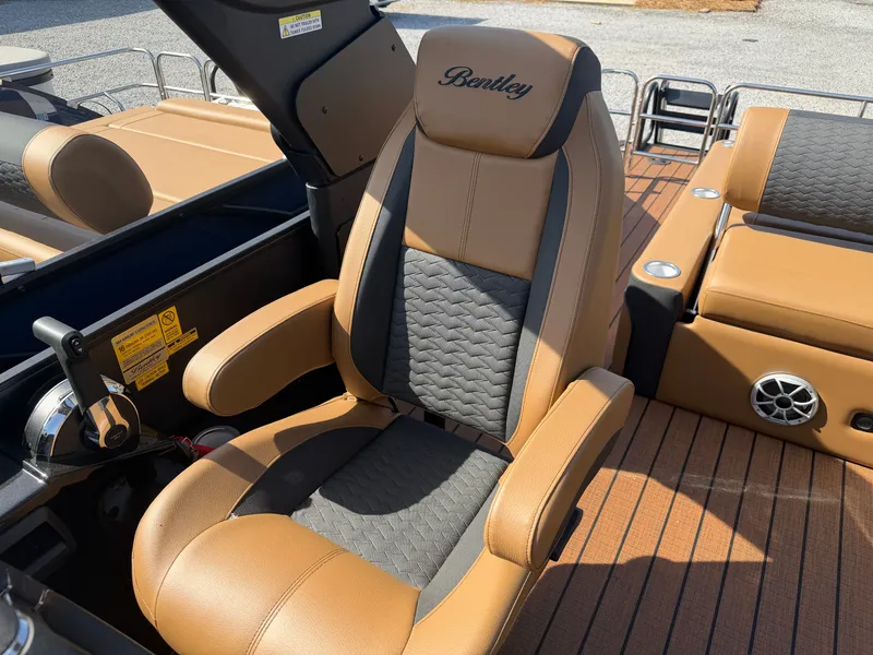 Slide: The Image of Bentley Pontoons Elite 253 DC Swingback 2026 - 12