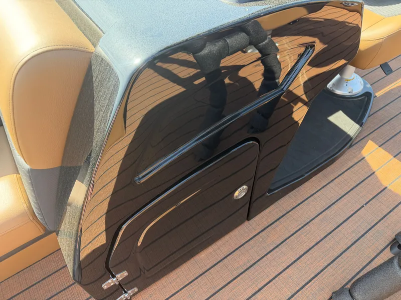 Slide: The Image of Bentley Pontoons Elite 253 DC Swingback 2026 - 13