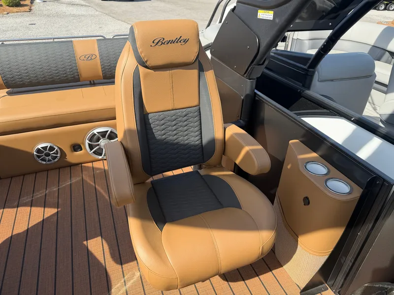 Slide: The Image of Bentley Pontoons Elite 253 DC Swingback 2026 - 14