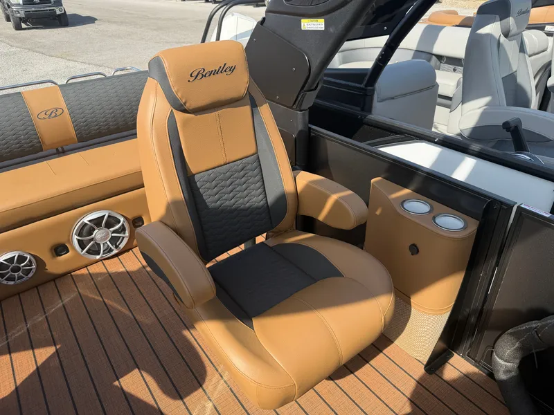 Slide: The Image of Bentley Pontoons Elite 253 DC Swingback 2026 - 16