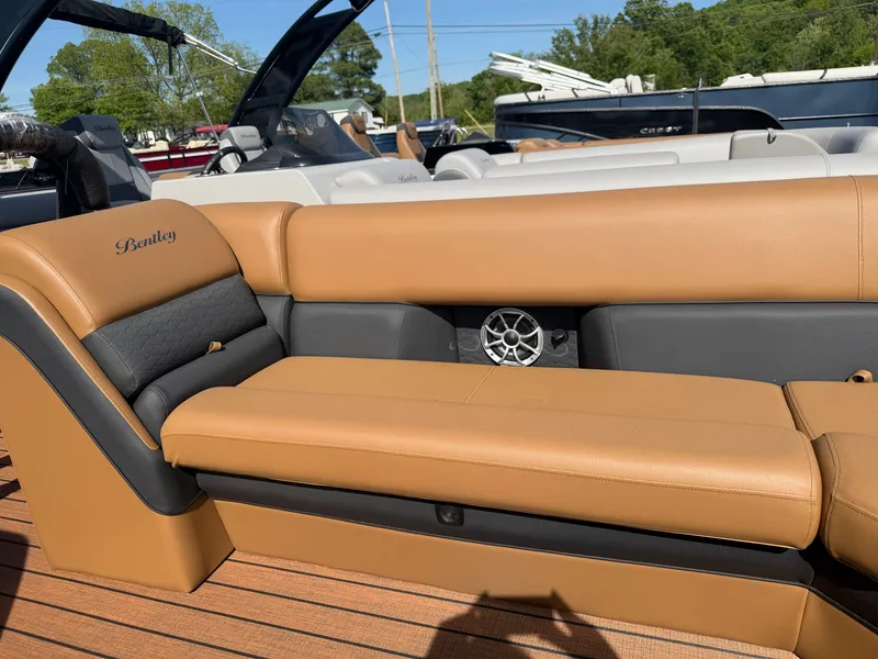 Slide: The Image of Bentley Pontoons Elite 253 DC Swingback 2026 - 18