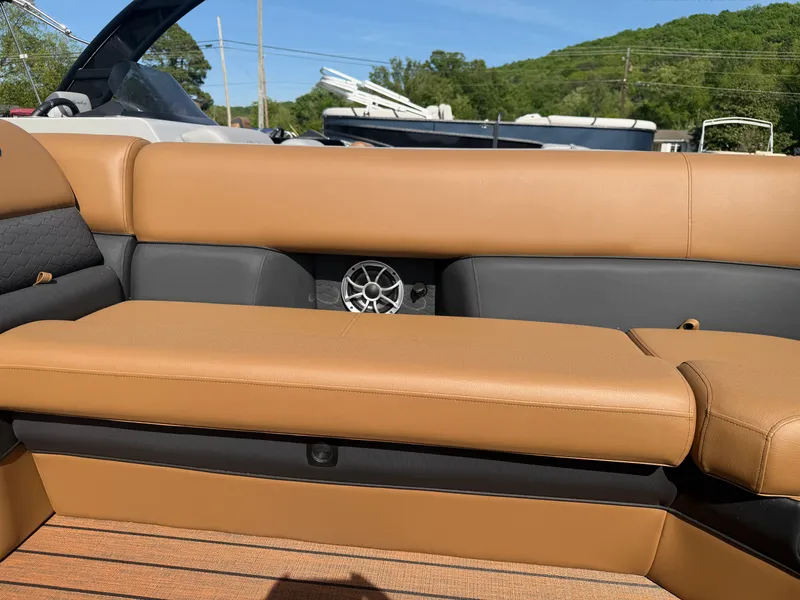Slide: The Image of Bentley Pontoons Elite 253 DC Swingback 2026 - 19