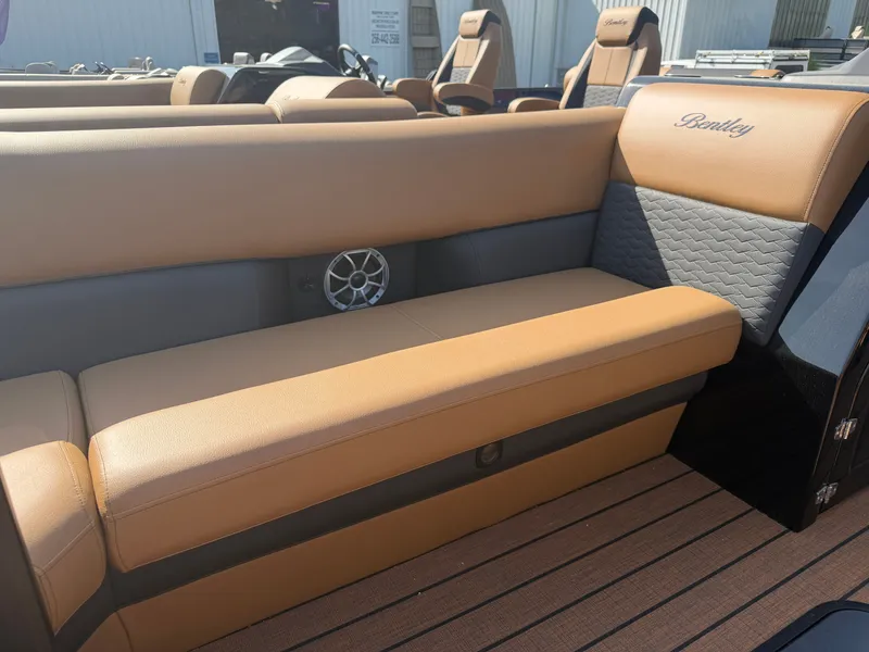 Slide: The Image of Bentley Pontoons Elite 253 DC Swingback 2026 - 20