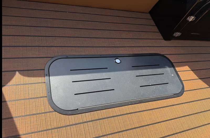 Slide: The Image of Bentley Pontoons Elite 253 DC Swingback 2026 - 23