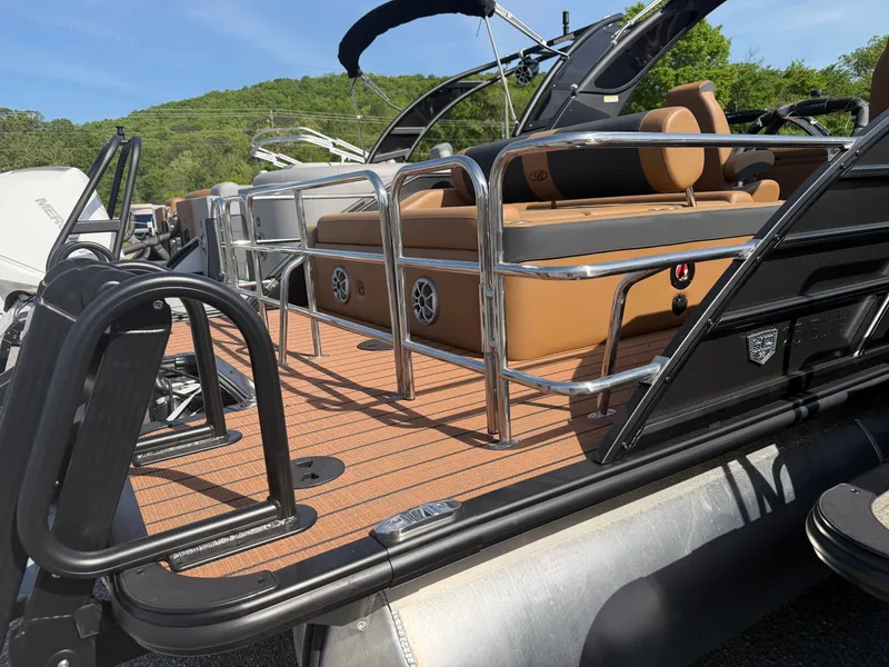 Slide: The Image of Bentley Pontoons Elite 253 DC Swingback 2026 - 25