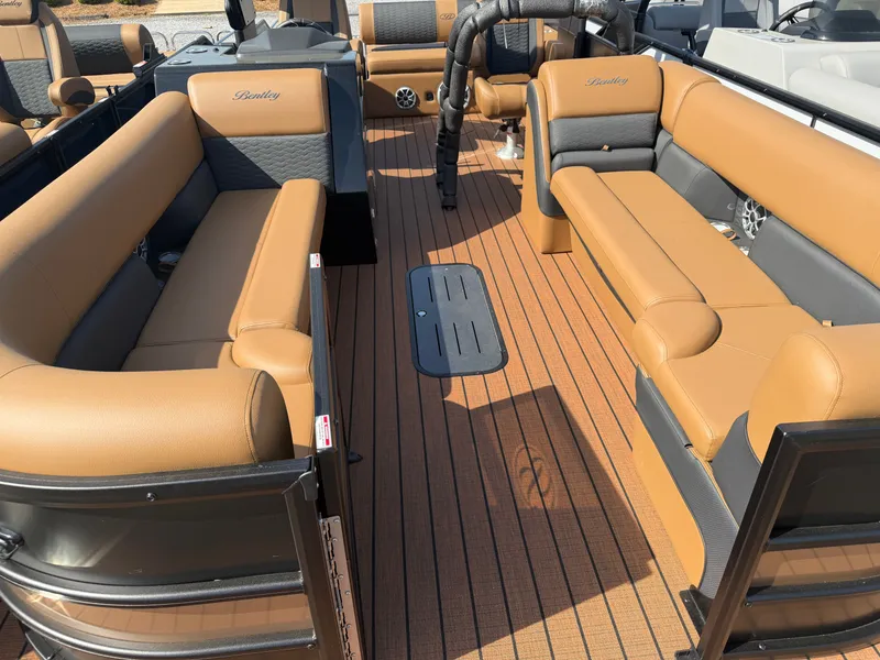 Slide: The Image of Bentley Pontoons Elite 253 DC Swingback 2026 - 5