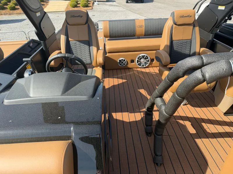Slide: The Image of Bentley Pontoons Elite 253 DC Swingback 2026 - 6