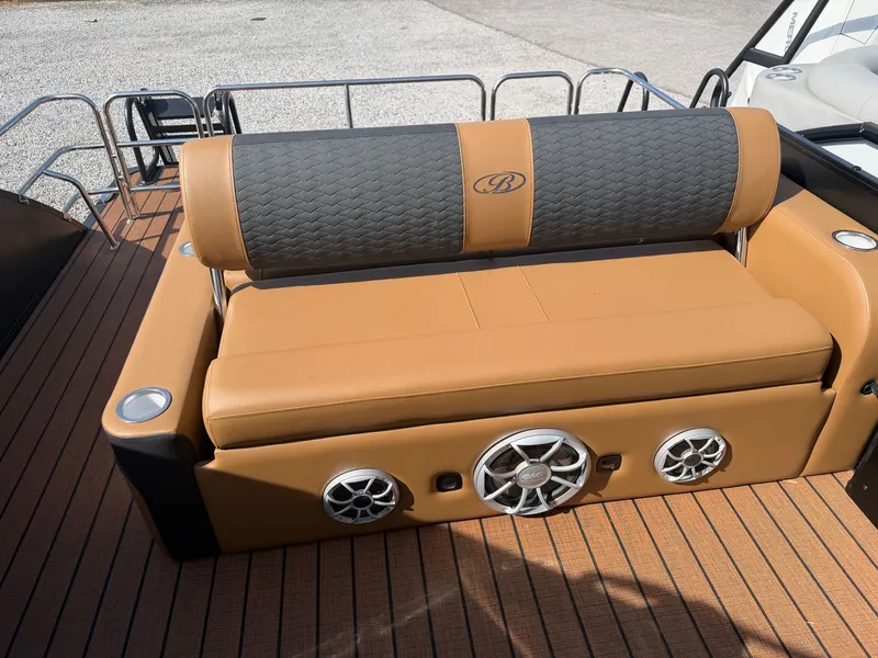 Slide: The Image of Bentley Pontoons Elite 253 DC Swingback 2026 - 7
