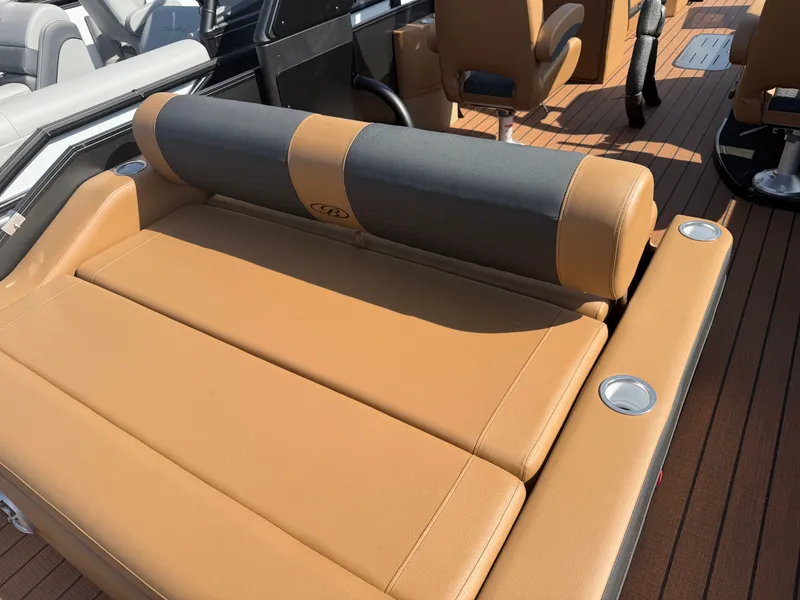 Slide: The Image of Bentley Pontoons Elite 253 DC Swingback 2026 - 8