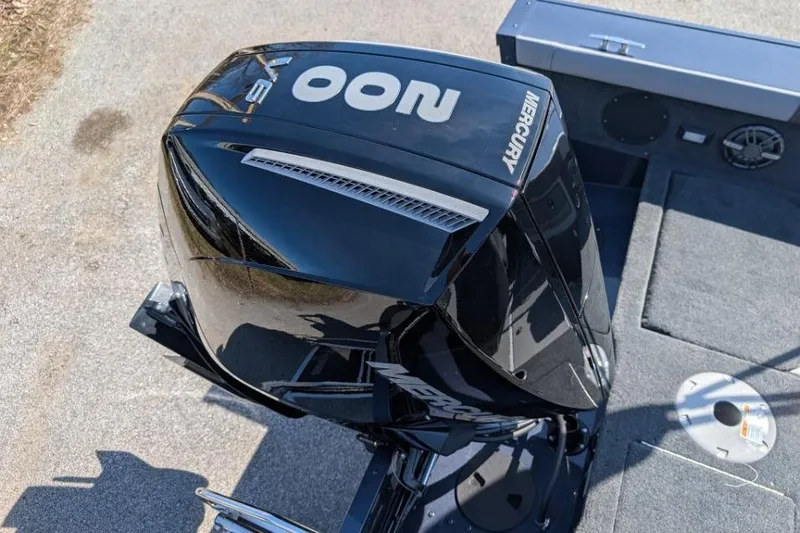 Slide: The Image of Mercury outboard motor on 2026 Starcraft Superfisherman 186 boat, top view. - 17