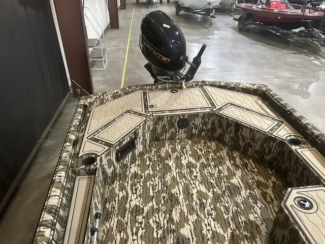 Slide: The Image of Avid 18 Commander 2025 - 9