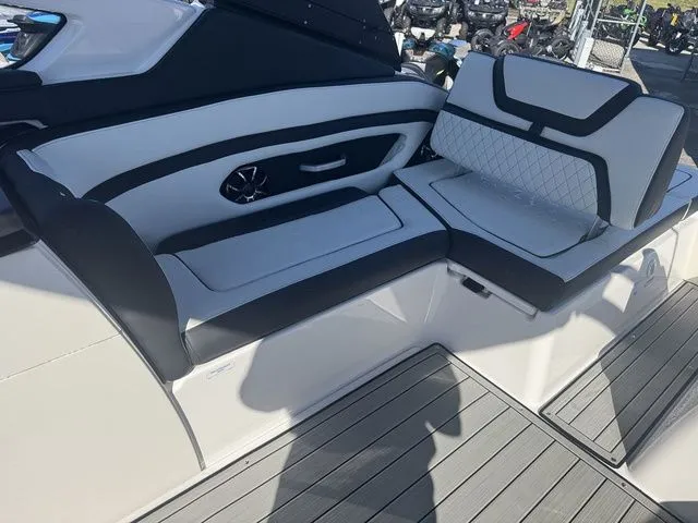 Slide: The Image of Yamaha 275SE 2025 - 16