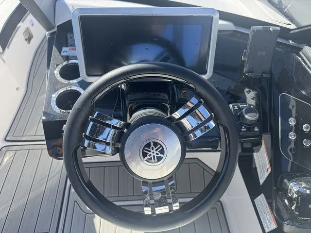 Slide: The Image of Yamaha 275SE 2025 - 20