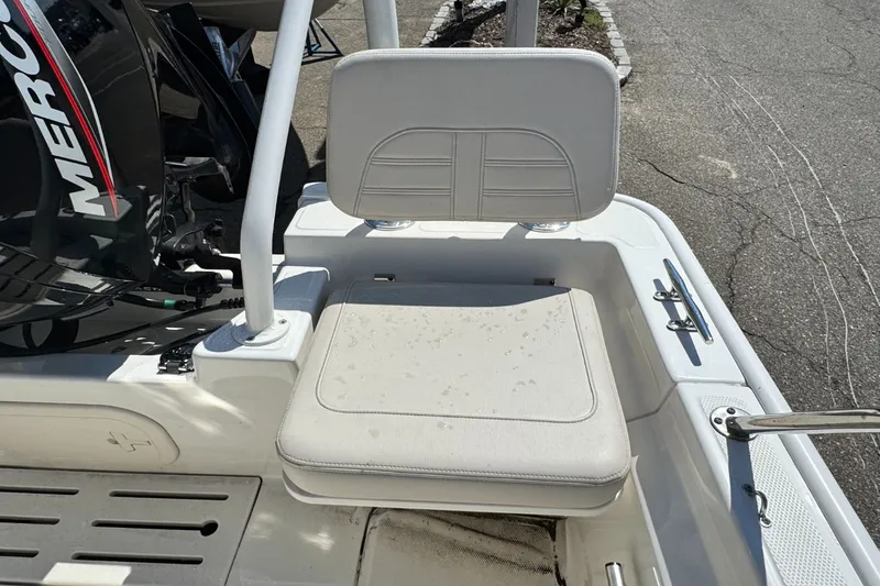 Slide: The Image of Boston Whaler 17 Montauk 2024 - 10