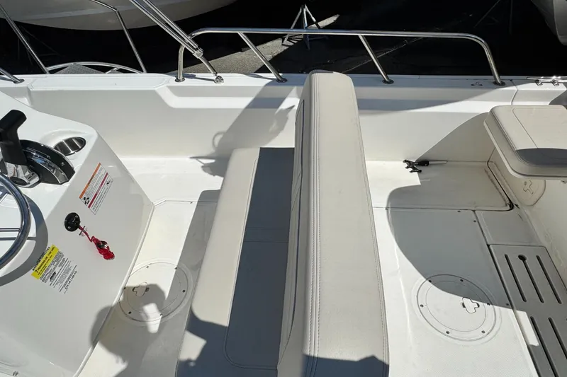 Slide: The Image of Boston Whaler 17 Montauk 2024 - 11