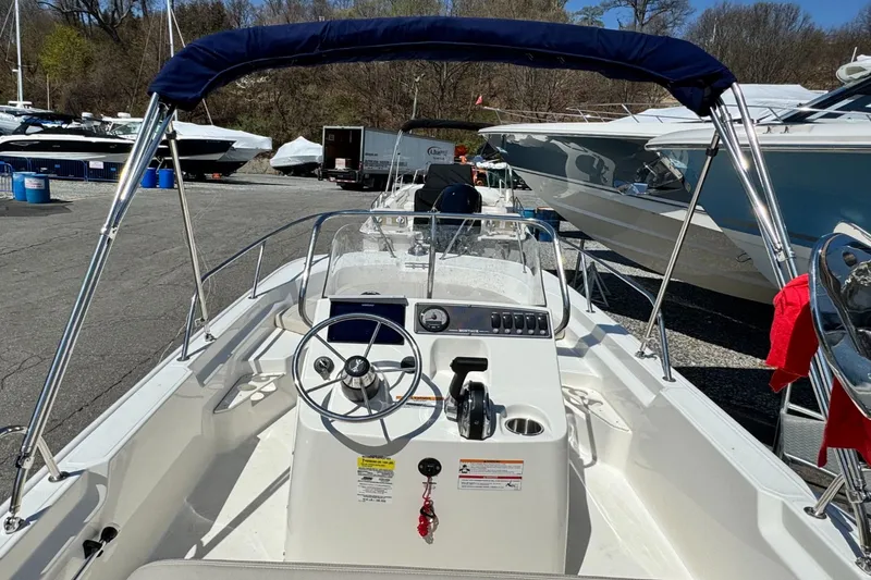 Slide: The Image of Boston Whaler 17 Montauk 2024 - 13